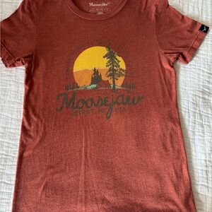 Moosejaw Brown Short Sleeve Tee with Graphic Design